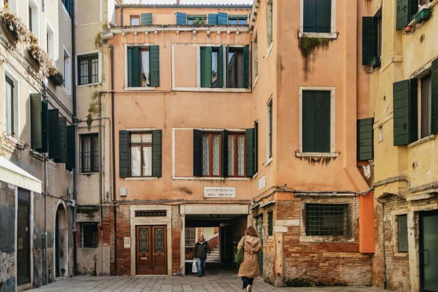 Venice: City Highlights Tour with St Mark's and Gondola Ride - A 3-Hour Venice Blend: Walking Stories and a Gondola Reset
