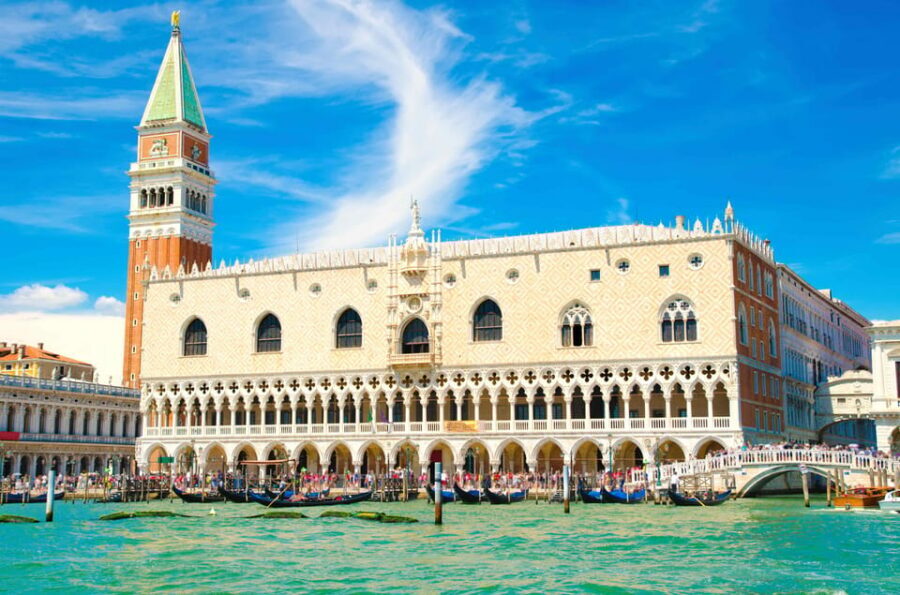 Venice City Walking Tour with an APP - St. Mark’s Basilica and the first square stop (20 minutes)