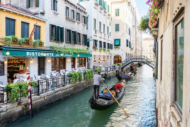 Venice: Classic 30-Minute Gondola Ride Through the Canals - The vibe: a short gondola ride that stays true to the tradition