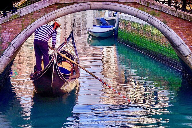 Venice: Classic 30-Minute Gondola Ride Through the Canals - Landmark moments: Santa Maria della Salute and Ponte dell’Accademia