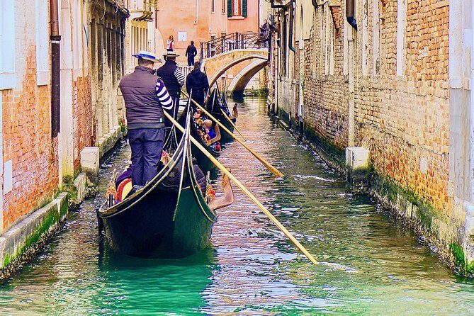 Venice: Classic 30-Minute Gondola Ride Through the Canals - Punta della Dogana and the Grand Canal’s scale