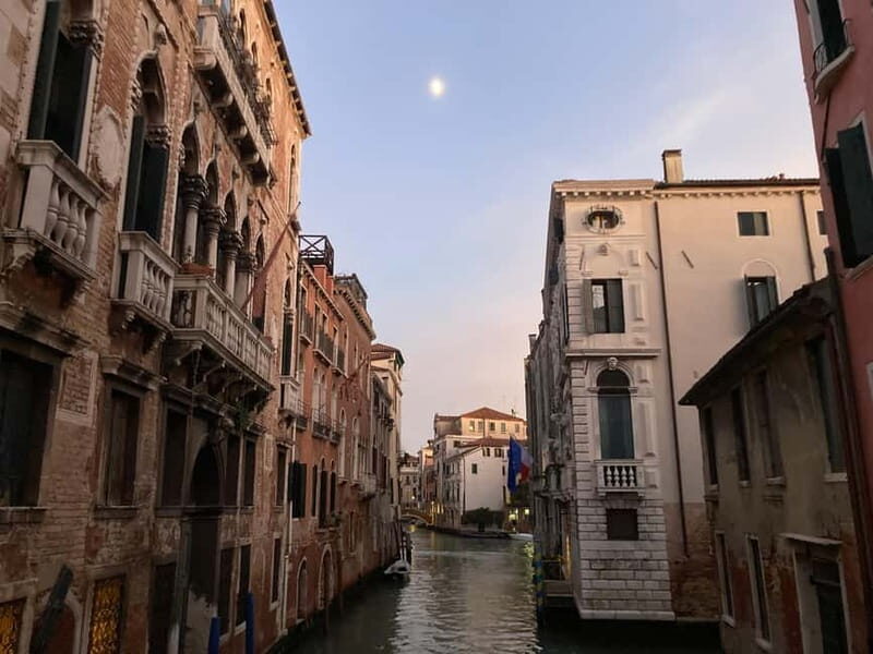 Venice: Crimes, Legends, and Mysteries Sunset Tour - Rio di San Polo and the “bridge logic” of crime