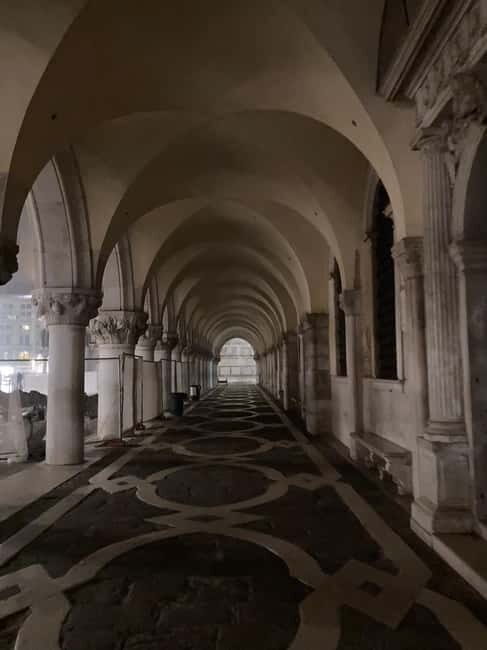 Venice: Crimes, Legends, and Mysteries Sunset Tour - The enigma stop: architecture that hides secrets
