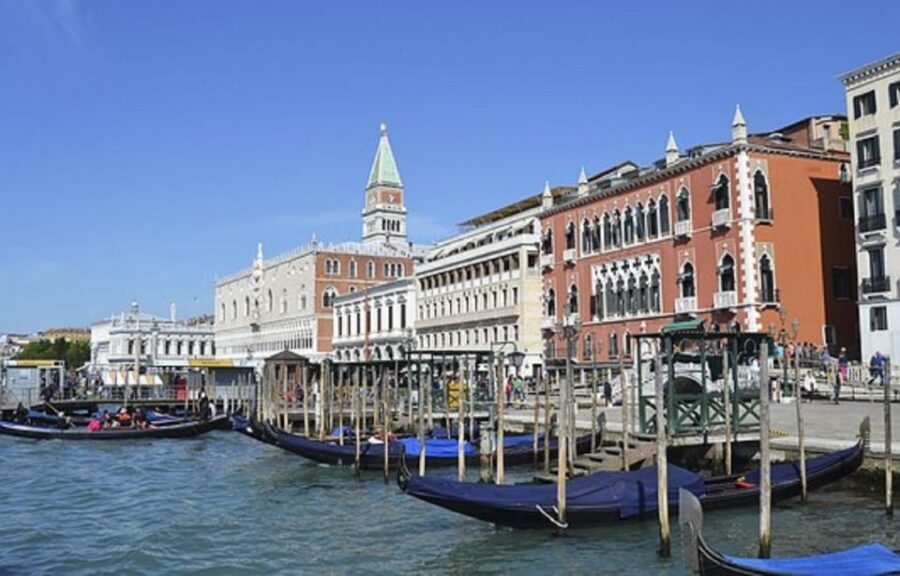 Venice: Doge's Palace and Basilica Skip-the-Line Guided Tour - St Mark’s Square architecture tour: Venice through its building faces