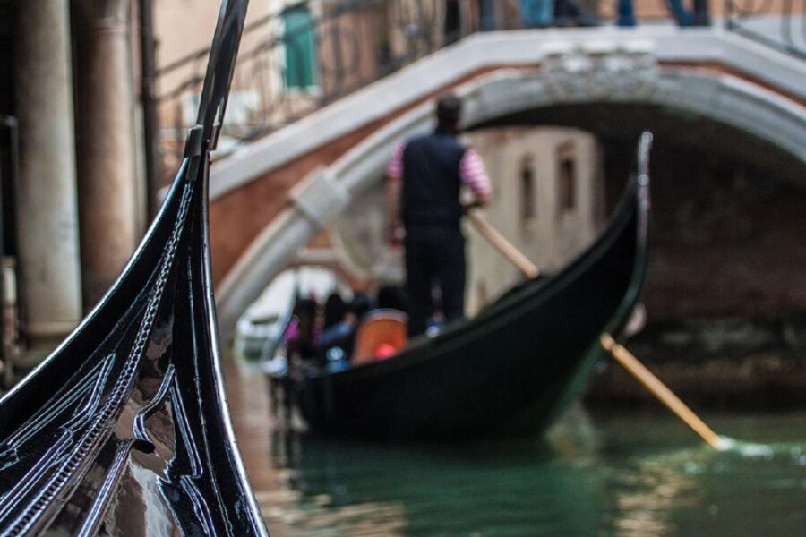 Venice: Doge's Palace and Basilica Tour with Gondola Ride - Timing, group size, and what to expect on the water
