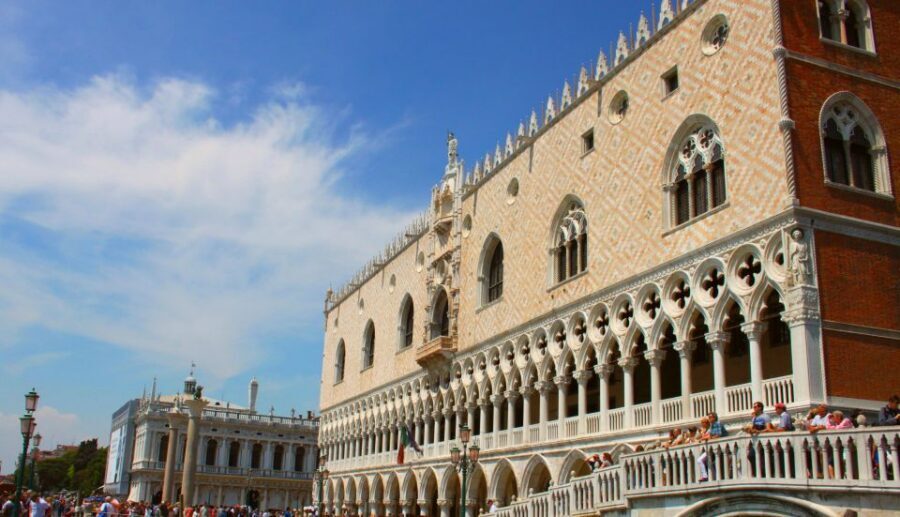 Venice: Doge's Palace, Bridge of Sighs & Prisons Guided Tour - Your guide and the headphones: how the best tours stay easy to follow