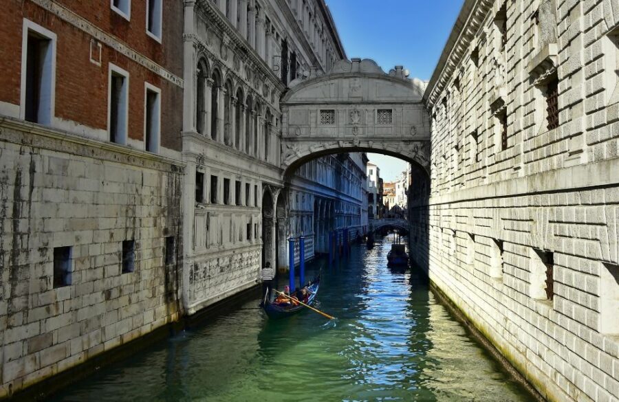 Venice: Doge's Palace Guided Tour with Optional Gondola Ride - Group size, pacing, and why the guide makes or breaks it