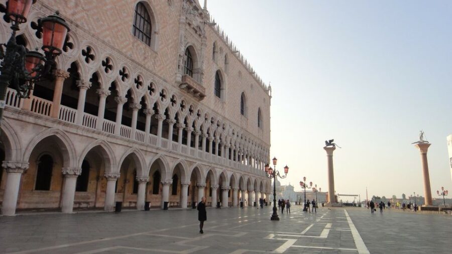 Venice: Doge's Palace with St. Mark's Basilica & Gondolas - Bridge of Sighs and the Venetian Prisons: From Luxury to Lockup