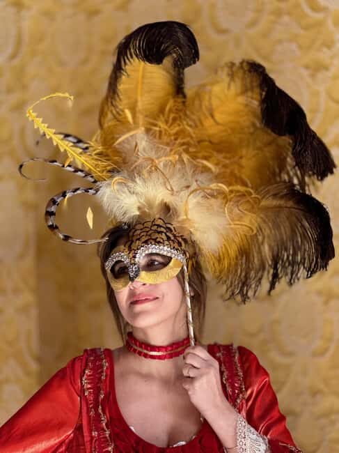 Venice: Dress-Up Experience - A Royal Dress-Up Break From the Canal Crowd