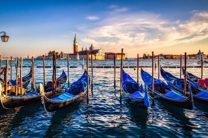 Venice: Enchanting City Walk & Majestic Gondola Glide! - Stop 3: Rialto Bridge for the classic view (and the smart way to see it)