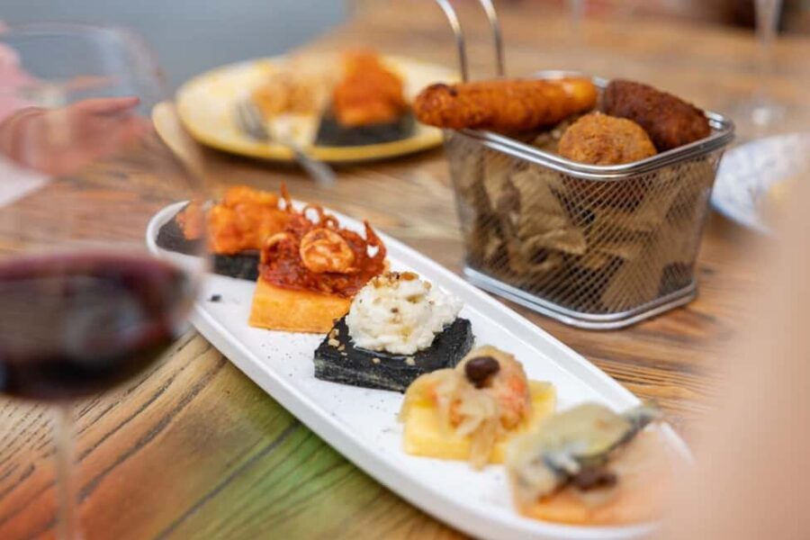 Venice Food Tasting Tour: Bites, Wine, Dinner & Local Guide - Ombra wine and fish cicchetti: learning how bacari work