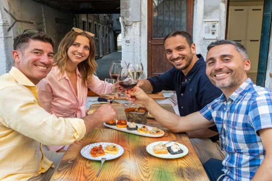 Venice Food Tasting Tour: Bites, Wine, Dinner & Local Guide - Strada Nuova fried favorites: crunch, cheese, and local wine