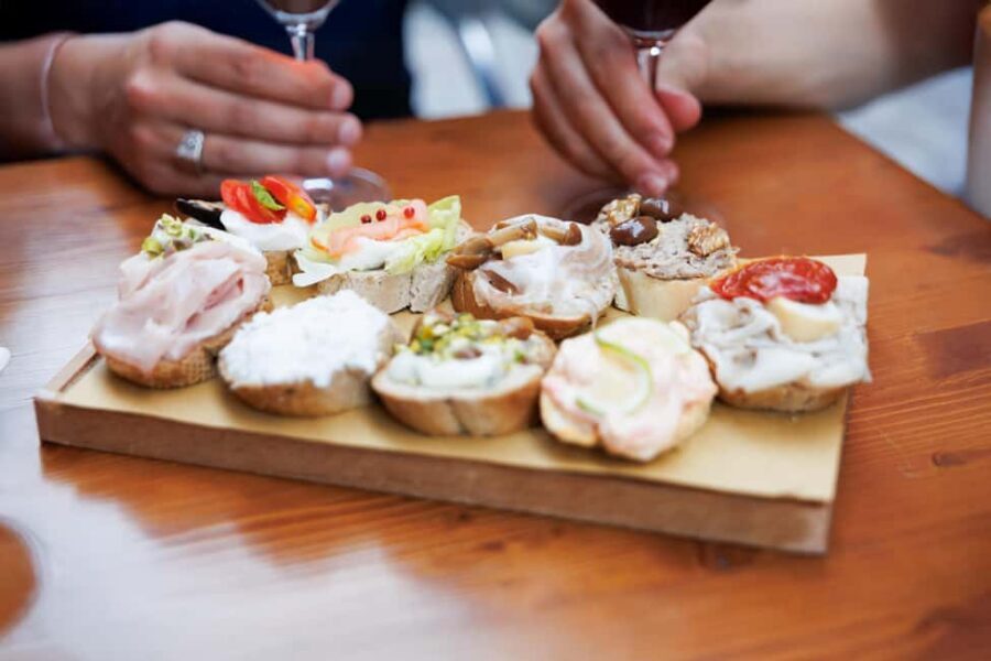 Venice Food Tasting Tour: Bites, Wine, Dinner & Local Guide - Walking pace and comfort: what you should expect physically