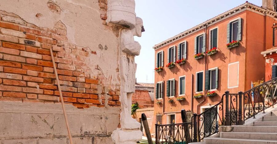 Venice: Ghetto Highlights and Cannaregio Walking Tour - Meeting in front of Trattoria alla Palazzina and going small