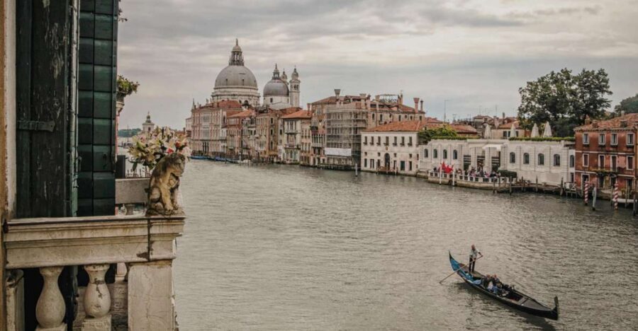 Venice: Gondola Ride and a Gala Dinner in a Venetian Palace - Private gondola on the Grand Canal: from Museo dell’Accademia to the waterline magic