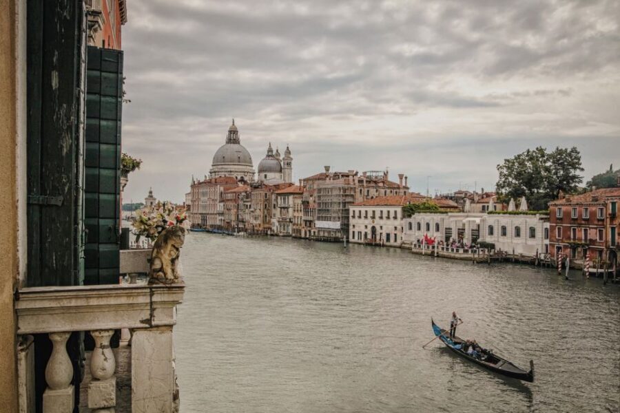 Venice: Gondola Ride and a Gala Dinner in a Venetian Palace - The gala dinner in a Venetian palace: where the night turns candlelit and grand