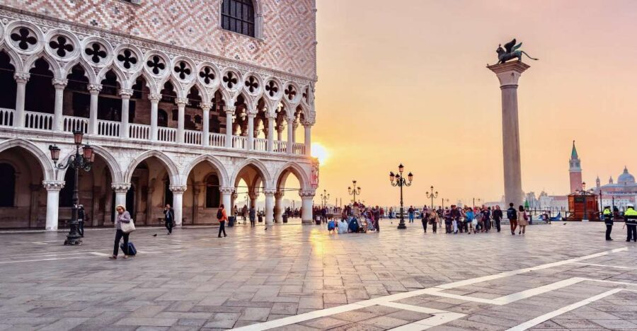 Venice: Gondola Ride and Skip the Line Doge's Palace Tour - Tintoretto’s oil painting and what art does for your understanding