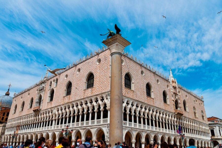 Venice: Gondola Ride and Skip the Line Doge's Palace Tour - Finding the start: the calm way to avoid stress at San Marco