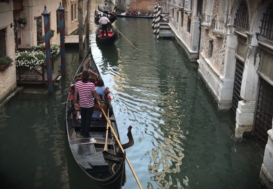 Venice: Gondola Ride & Guided Tour of St. Mark's Basilica - After the gondola: using the mobile app to explore like you live there