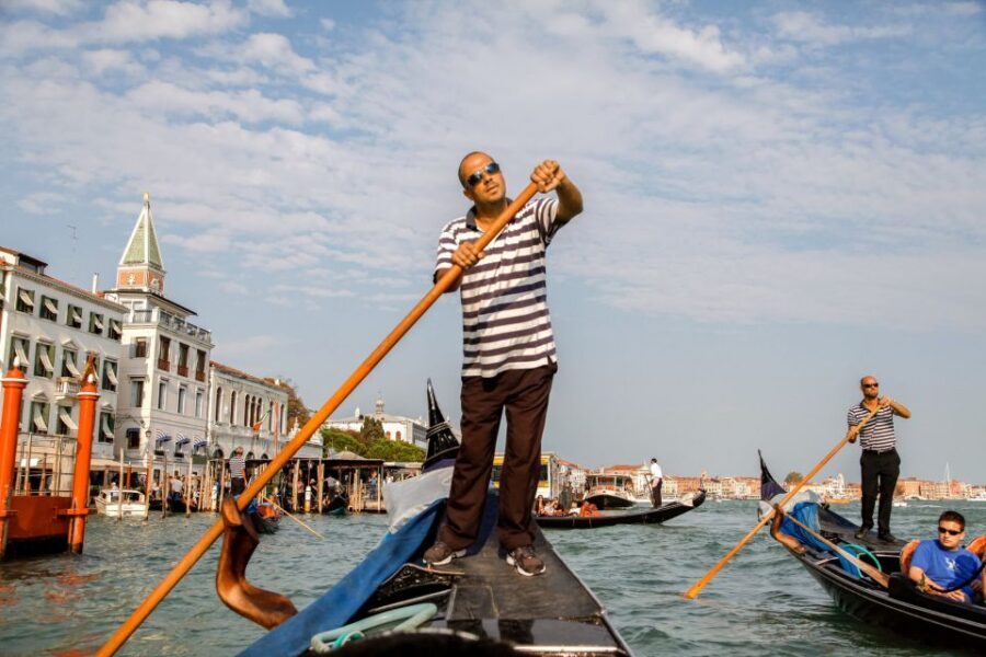 Venice: Gondola Ride with Live Guide or Audio Guide - Group Size, Economy Options, and the “Same Boat” Question