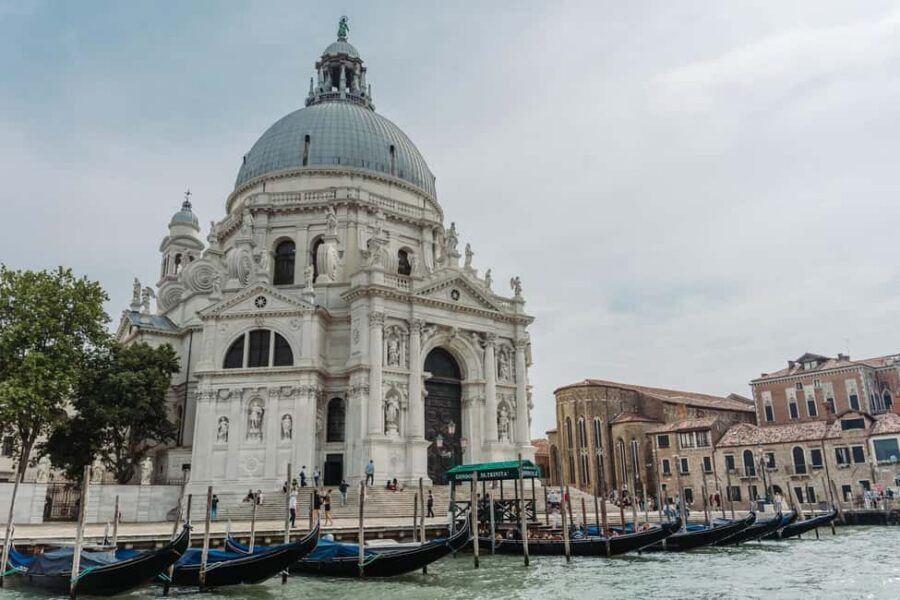 Venice: Grand Canal by Boat with Expert Guide - Listening with headsets: why the guide makes or breaks this tour