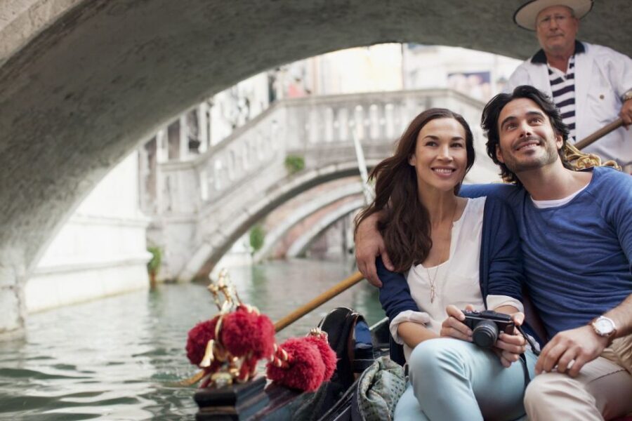 Venice: Grand Canal by Gondola with Live Commentary - Boarding the gondola: small groups, seating by balance