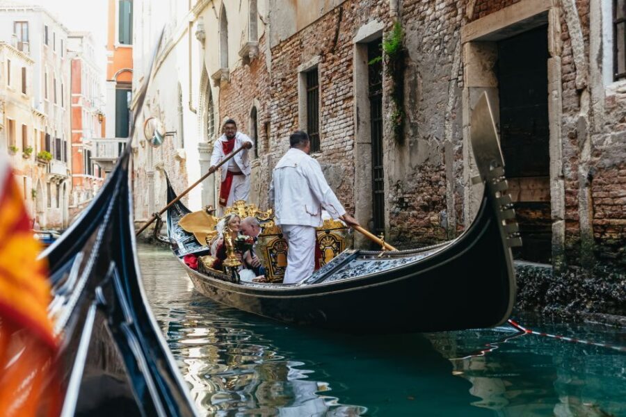 Venice: Grand Canal Gondola Ride with App Commentary - Shared timing: how long you’re actually on the water