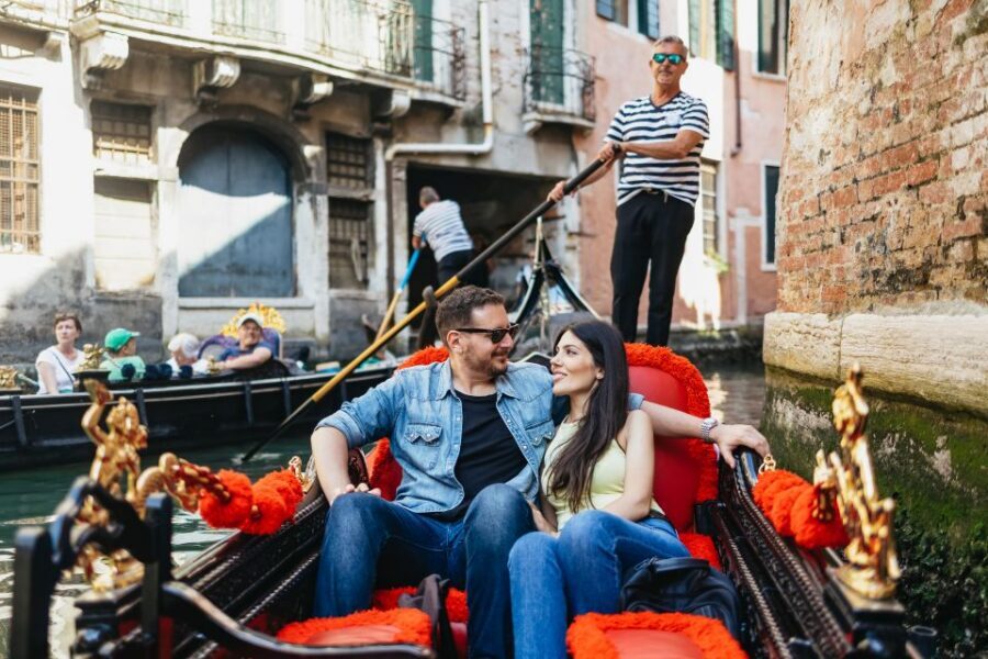 Venice: Grand Canal Gondola Ride with App Commentary - VR after the ride: fun history, not a replacement