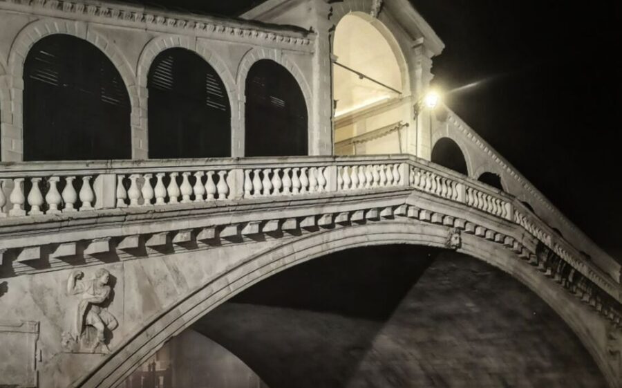 Venice: Guided Night Walking Tour & Saint Mark's Basilica - Dress code and rules: avoid being turned away