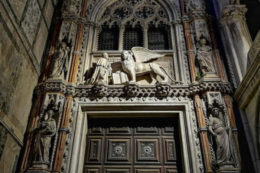 Venice: Guided Night Walking Tour & Saint Mark's Basilica - The Pala d’Oro stop: time spent on the details that matter