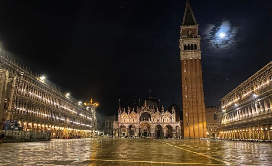Venice: Guided Night Walking Tour & Saint Mark's Basilica - Small group format, pacing, and why headsets help