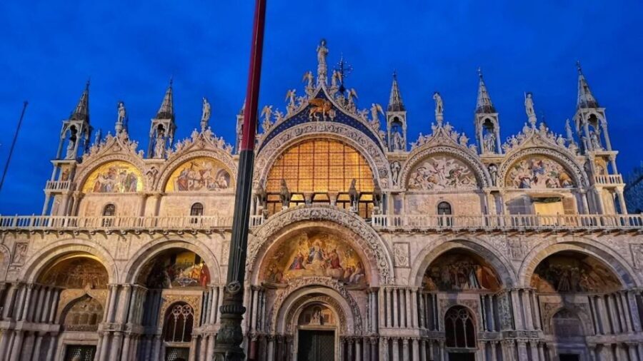 Venice: Guided Night Walking Tour & Saint Mark's Basilica - Finding your guide at Museo Correr (and starting smoothly)