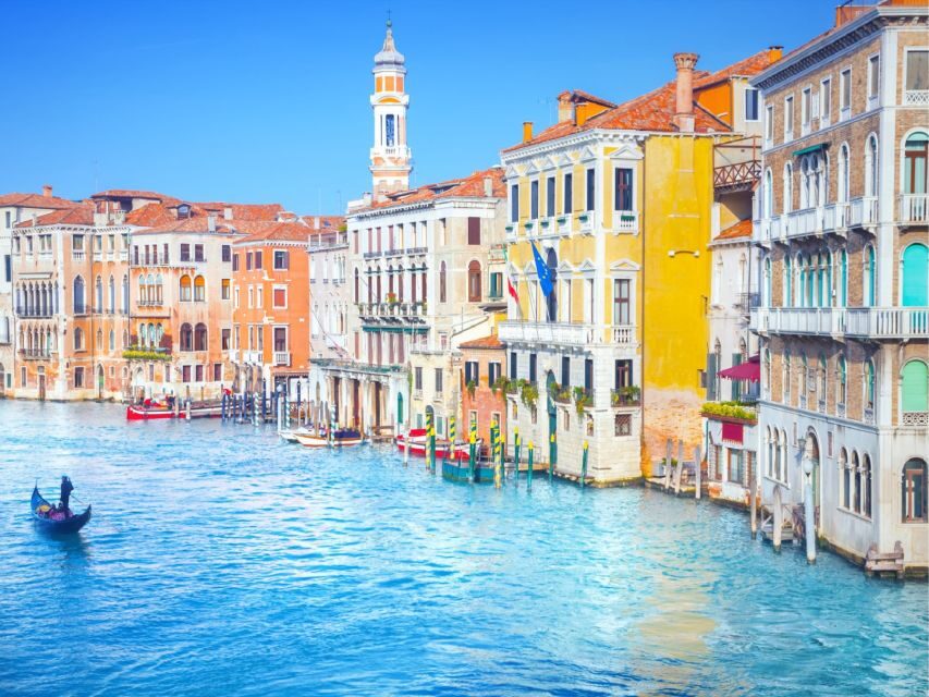 Venice: Highlights with Local Private Walking Tour & Gondola - Getting started near the central train station (and finding your guide)