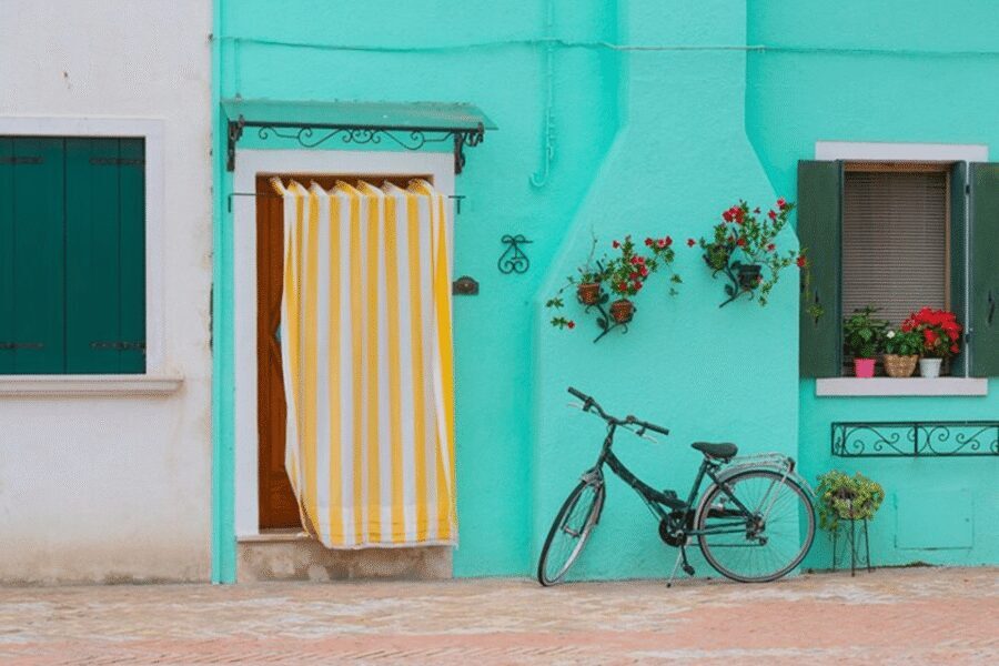 Venice Islands: Murano Glass & Burano Colors Guided Visit - Speedboat to Burano: Trading Glass for Color