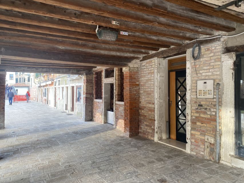 Venice: Jewish Ghetto and Cannaregio Food and Wine Tour - When you cross Rialto Bridge, the tour changes tone
