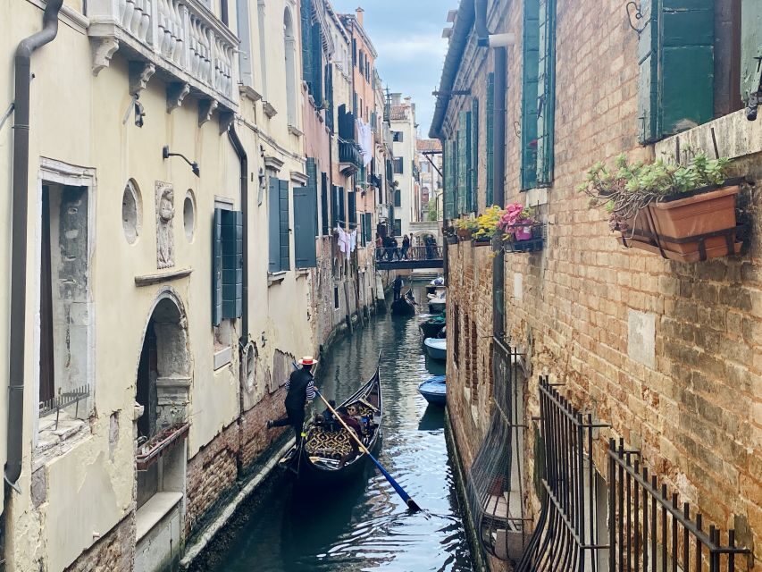 Venice: Jewish Ghetto and Cannaregio Food and Wine Tour - Evening energy: sparkling wine and canal reflections