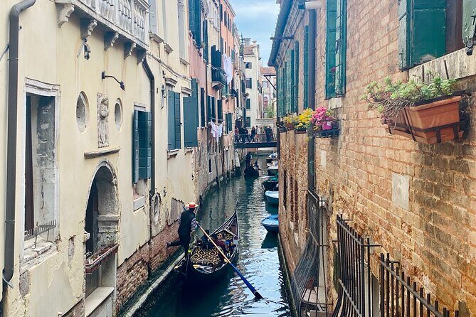 Venice: Jewish Ghetto & Cannaregio Area Food Tour: Pasta Wine Gelato and More! - What you’ll actually eat and drink: pasta, wine, gelato, plus bakery stops