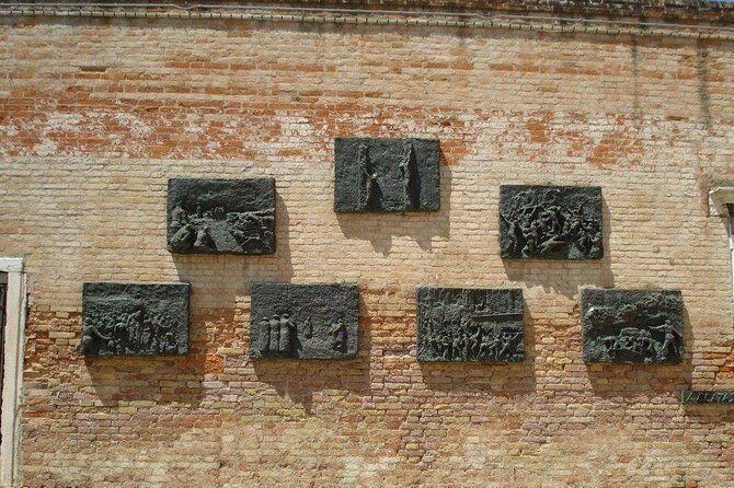 Venice: Jewish Ghetto Walking Tour with Synagogues Visit - Campo del Ghetto Nuovo: the bas-reliefs you’ll remember