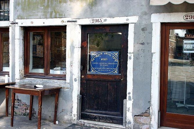 Venice: Jewish Ghetto Walking Tour with Synagogues Visit - Napoleon’s gates and the ghetto today: why it still matters