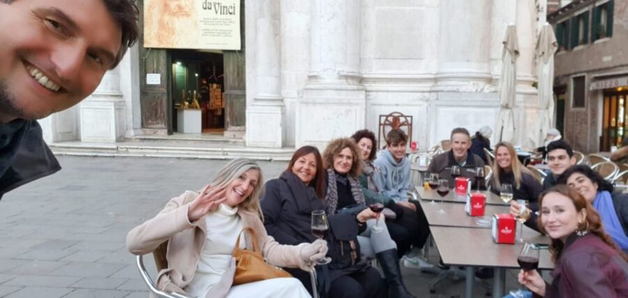 Venice: Local Secrets of Venice Tapas & Wine Walking Tour - Entering the Venice “tapas” world: cichetti and bacari