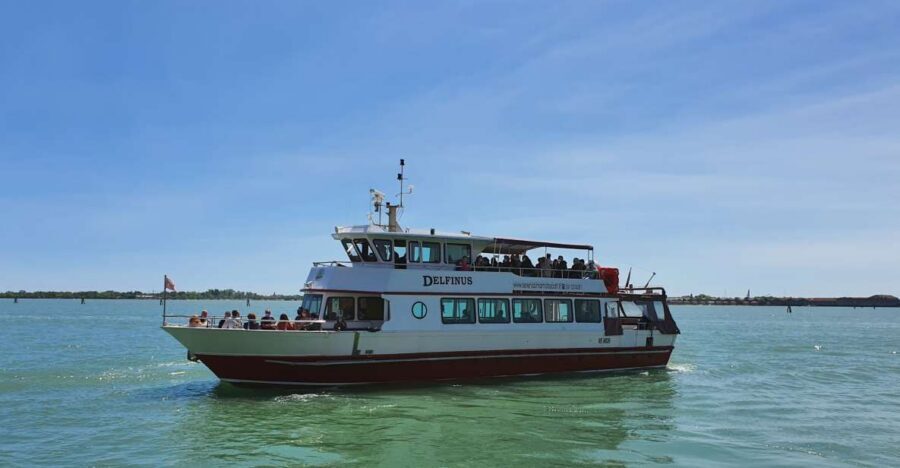 Venice: Murano & Burano Panoramic Boat Tour w/ Glassblowing - Meeting at Riva degli Schiavoni: The yellow desk and the short walk