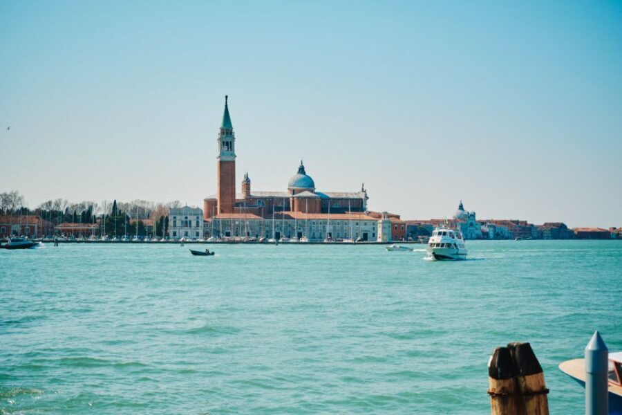 Venice: Murano & Burano Panoramic Boat Tour w/ Glassblowing - Murano free time (or limited Murano time): How to see the island without getting lost
