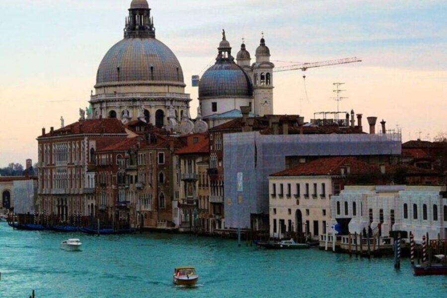 Venice: Must-See Attractions Walking Tour - Rialto Bridge and Mercato di Rialto: icons with crowds and atmosphere