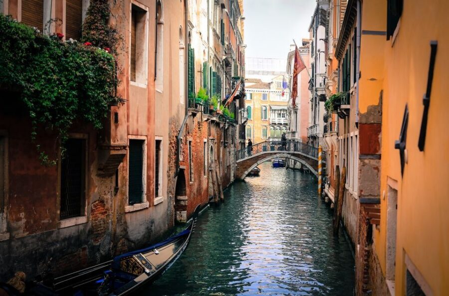 Venice: Off the Beaten Path Private Gondola Ride - The 1-Hour Option: Degli Scalzi Bridge, Ca’ Foscari, and the Grand Canal Moment