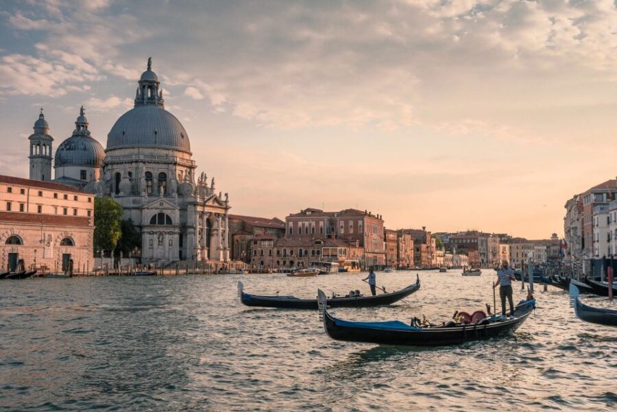 Venice: Off the Beaten Path Private Gondola Ride - The 1.5-Hour Ride: Rialto Bridge Area and Market Energy Without the Full Day