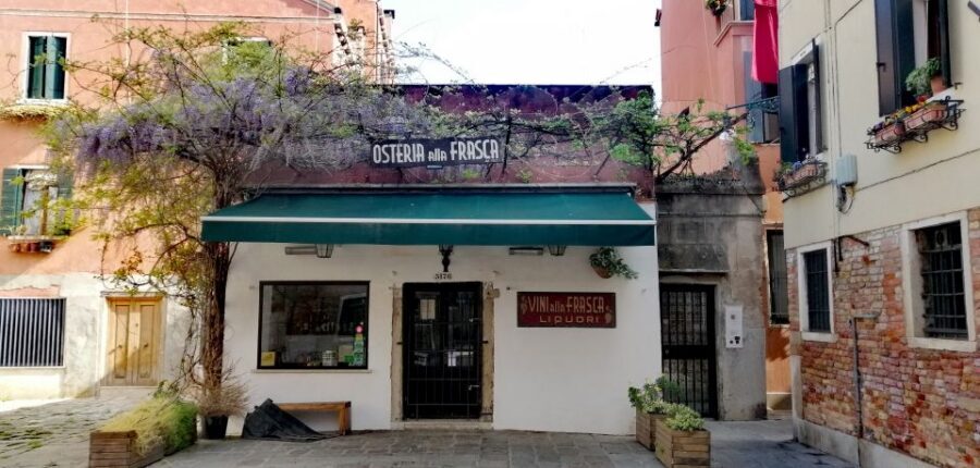Venice: Off the Beaten Path Walking Tour - Local Neighborhood Mood: Palaces, Gardens, and Everyday Pace
