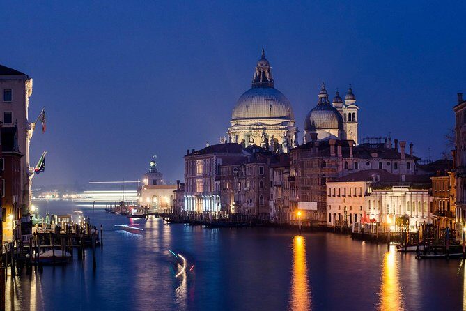 Venice Photography Masterclass - Private Photography Lesson - Night photography on the Grand Canal: long exposure tricks and light streak effects