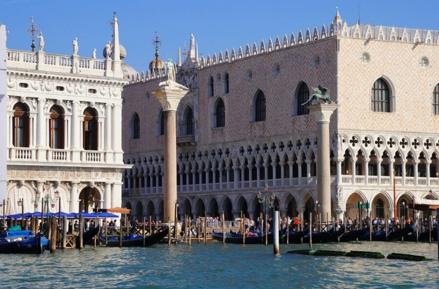 Venice: Priority Access Doge's Palace Small-group Tour - The prison story: walking toward the Bridge of Sighs