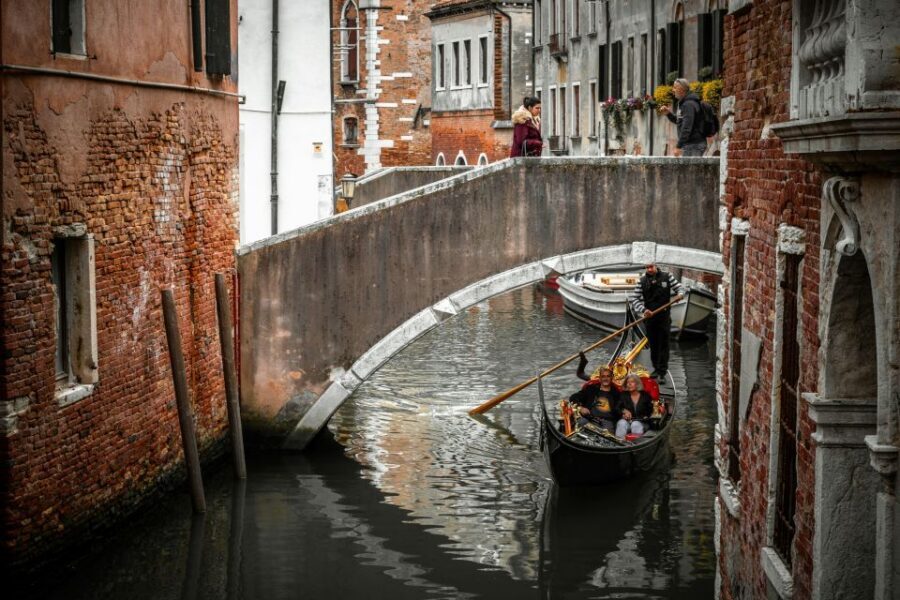 Venice: Private 2-Hour Walking Tour - Rialto Bridge and canal streets: the highlight that feels instantly Venetian
