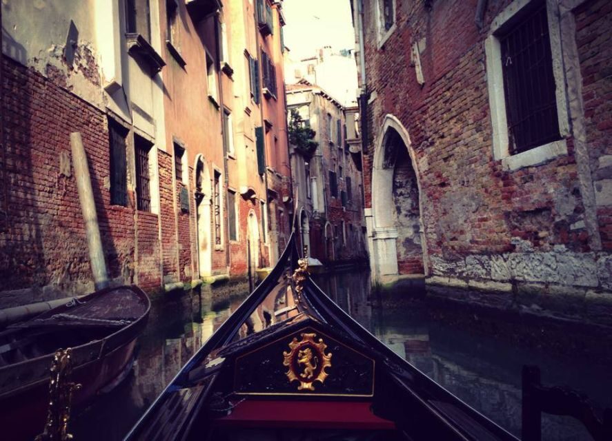 Venice: Private After Dark Tour and Gondola Ride - Starting in the Shadows: San Giacometto di Rialto and the Rialto Lanes